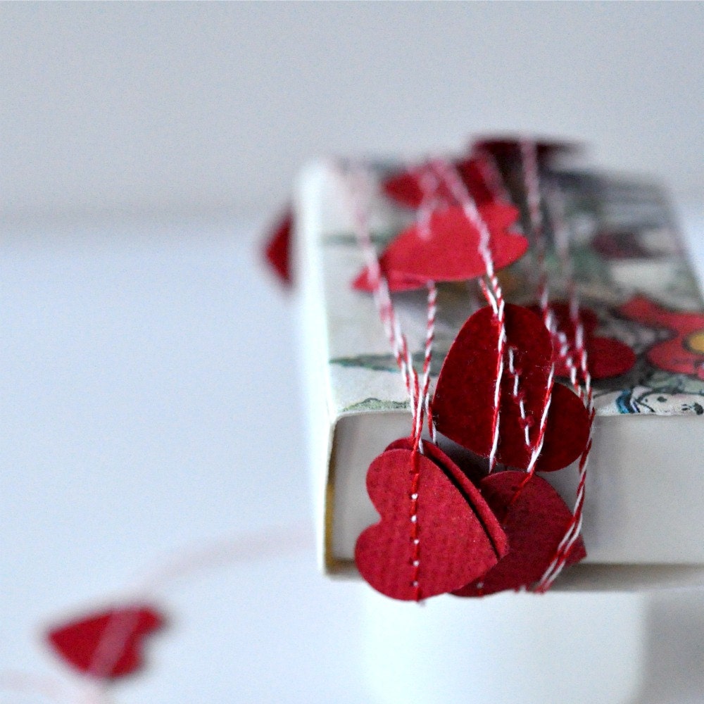 Tiny Paper Garland in a Box Hearts Red