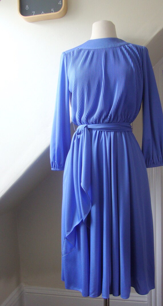 periwinkle dress in pleated disco dance style / 1970s / m