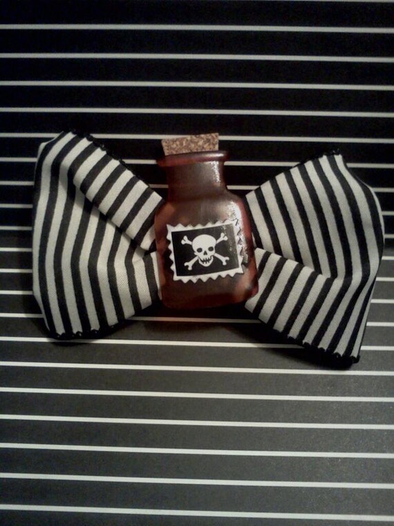 Poison bow hair clip
