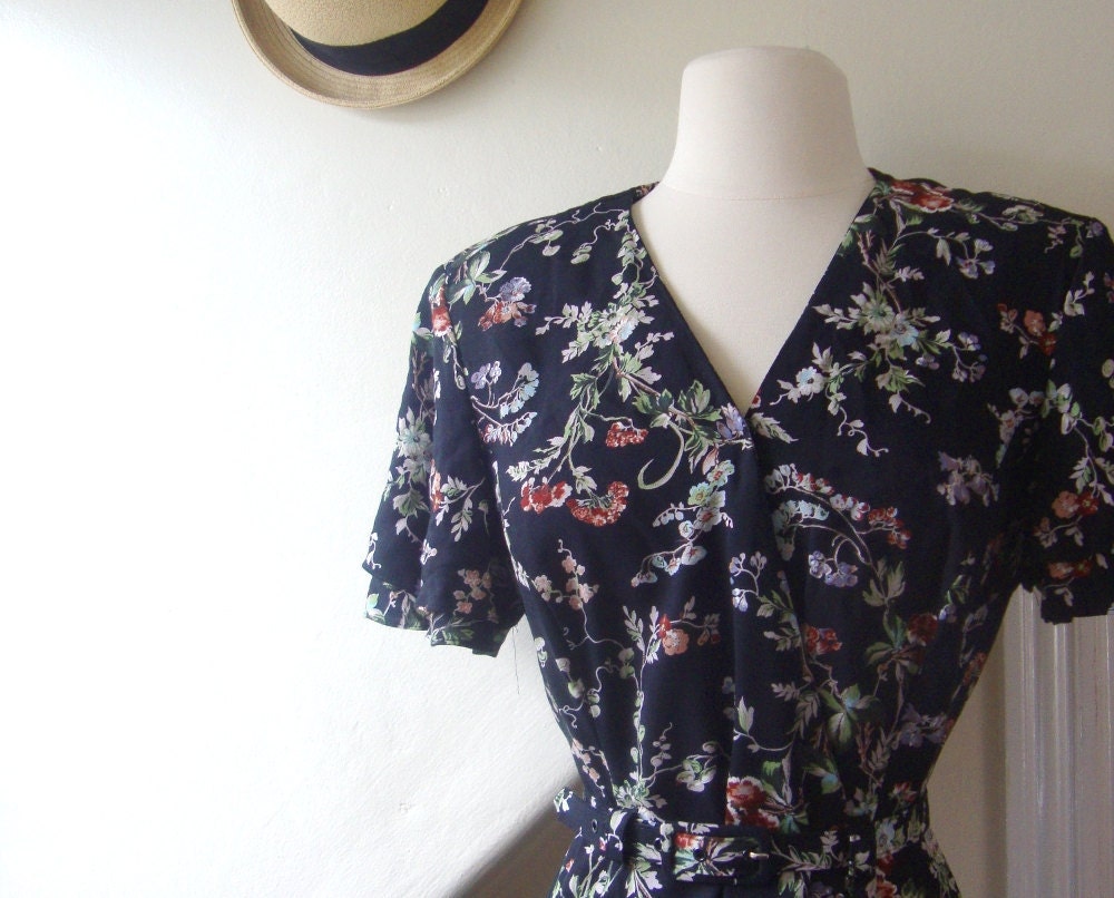dark floral dress in noir style with flutter sleeves and matching belt / 1980s / s/m