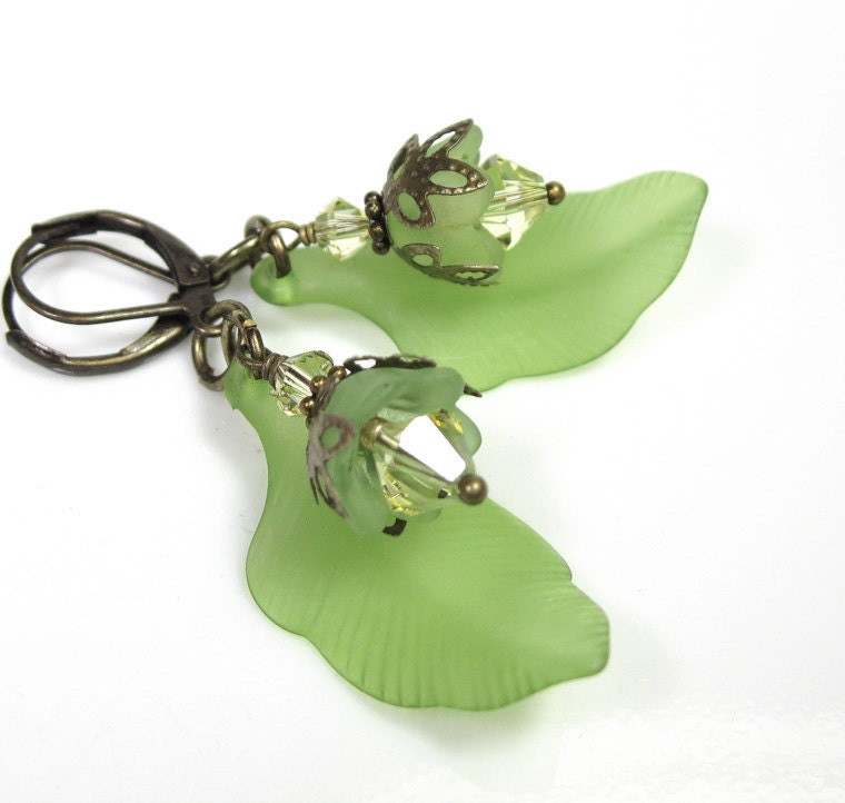 Flower Earrings, Green Leaf, Vintage Style Earrings, Vintage Style Jewelry, Swarovski, Lucite