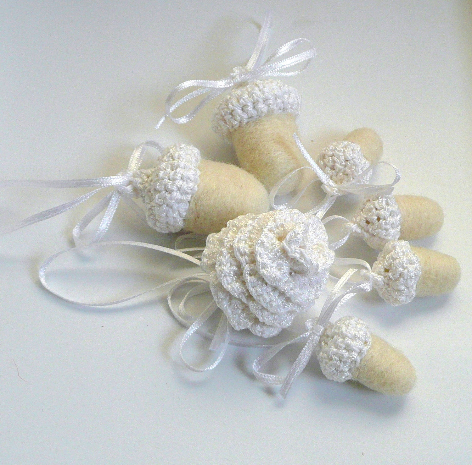 Snow white Weddings decor pine cone 4 white acorns and 2 big white acorns
