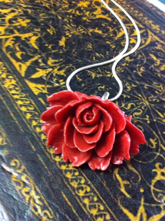 Ruffle Rose Necklace (cranberry)