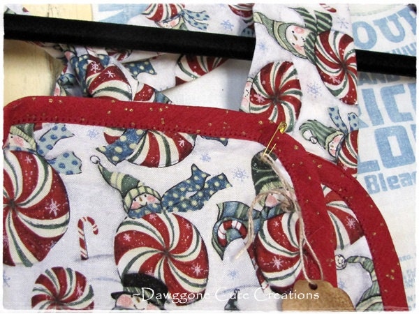 Snow 'n' Peppermint Vintage Style Apron - Medium