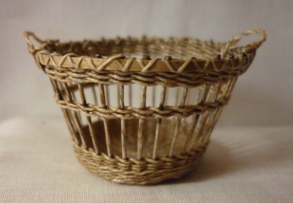 CDHM Artisan Lidi Stroud, IGMA Artisan of Into Minis hand weaves dollhouse miniature baskets in 1:12 scale