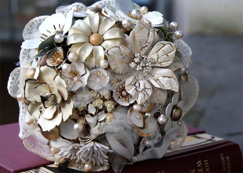 CREAMY EDEN vintage Brooch wedding Bouquet with fresh water pearls and