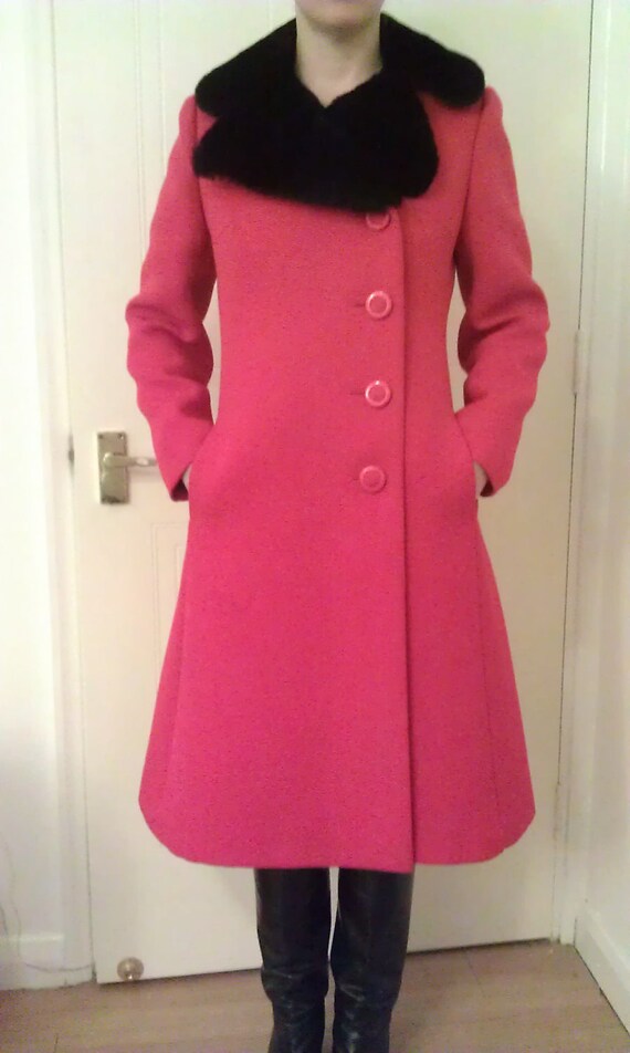 Vintage 1960s winter coat - Bright red with black fur collar