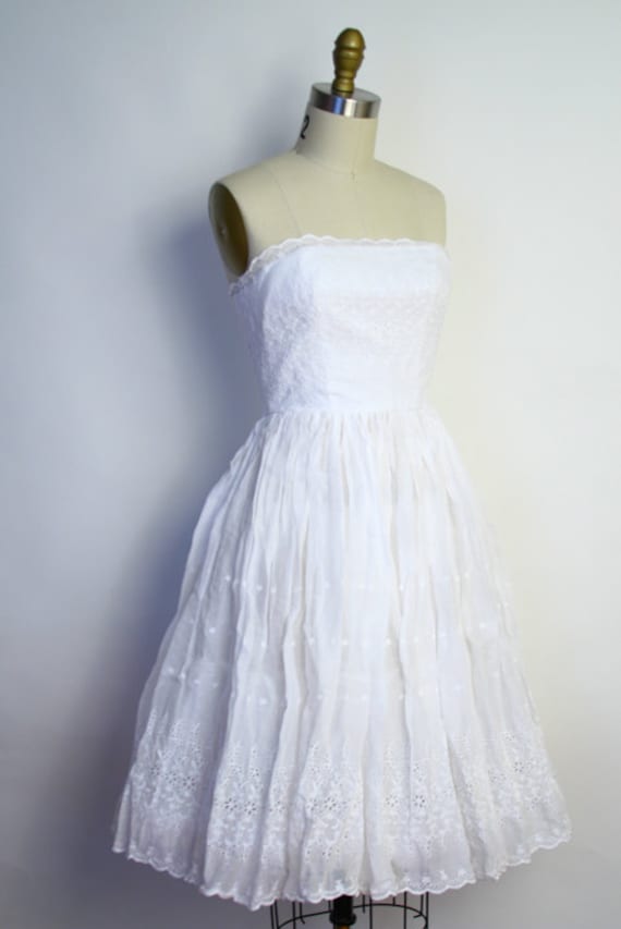 Vintage 50s Wedding Dress White Eyelet Embroidered Strapless Party Dress