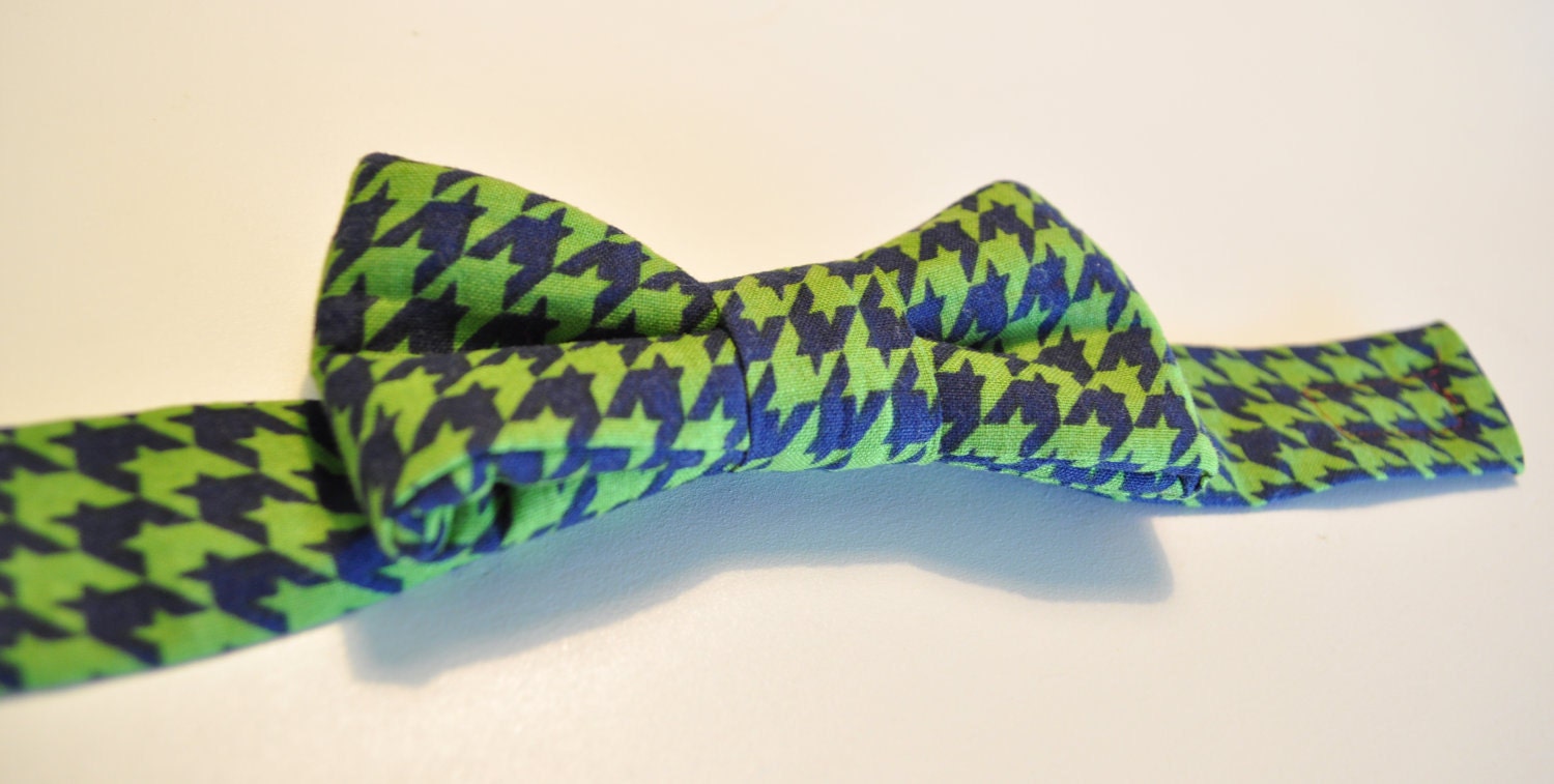 Boys pre-tied bow tie, Green and Navy Houndstooth