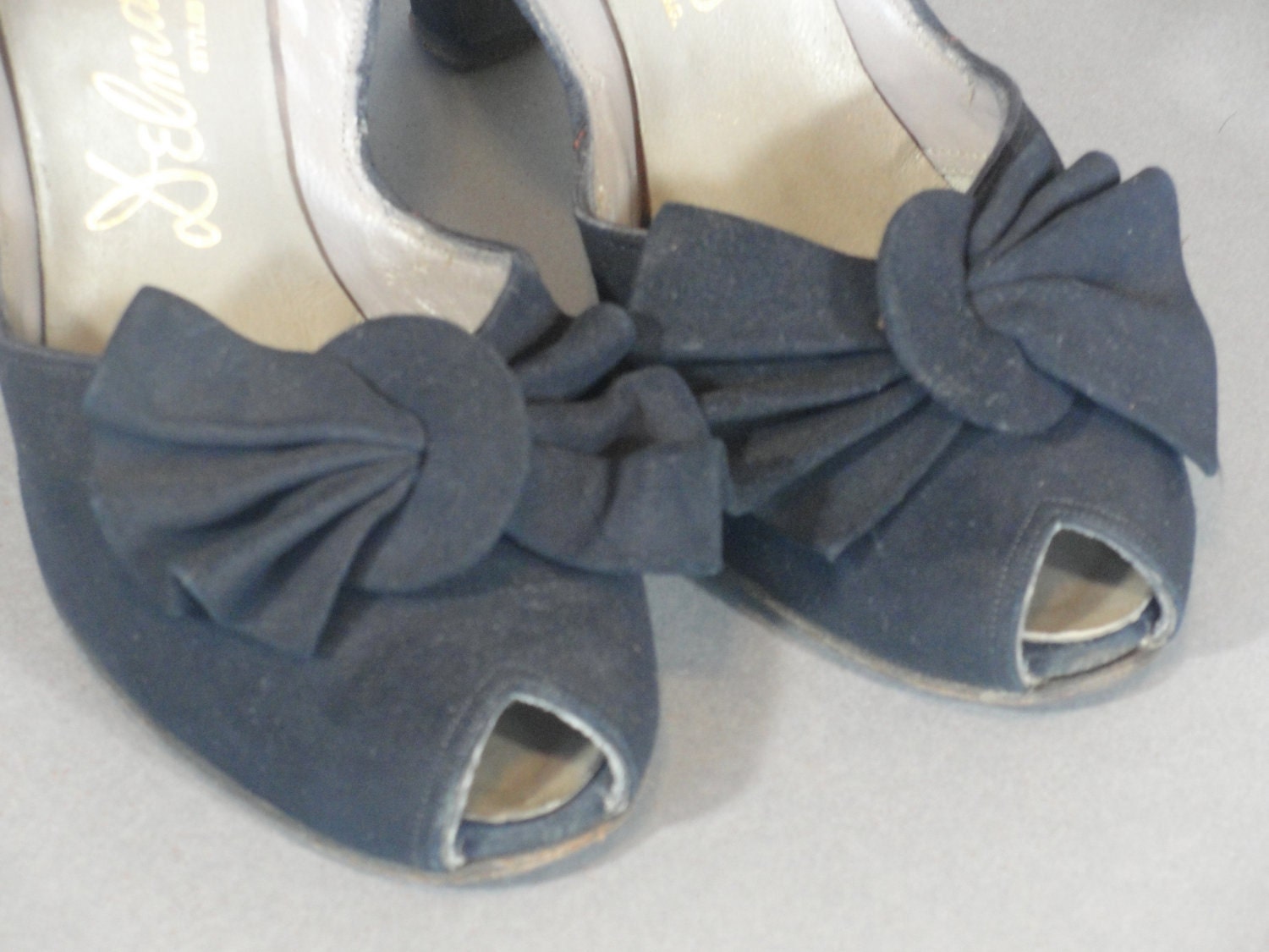 vintage 1940S heel by Delmanette navy blue peep toe suede shoe