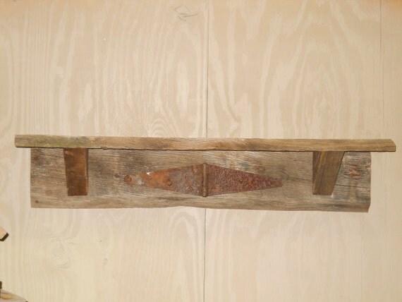 Barnwood plataforma, estantes de pared Rústico, Plataforma Barnwood rústico con bisagra oxidada y las uñas