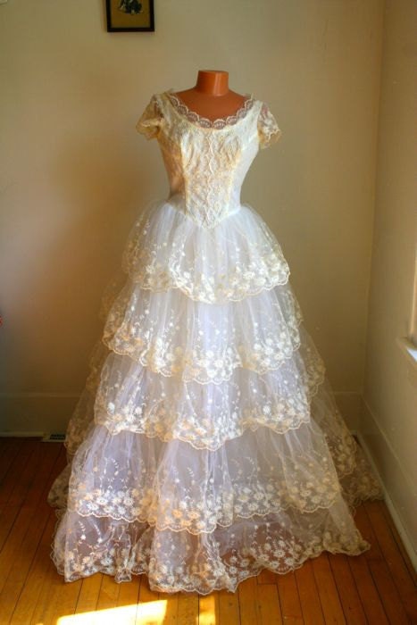 vintage 50s wedding dress PRINCESS tiered ivory lace wedding gown S