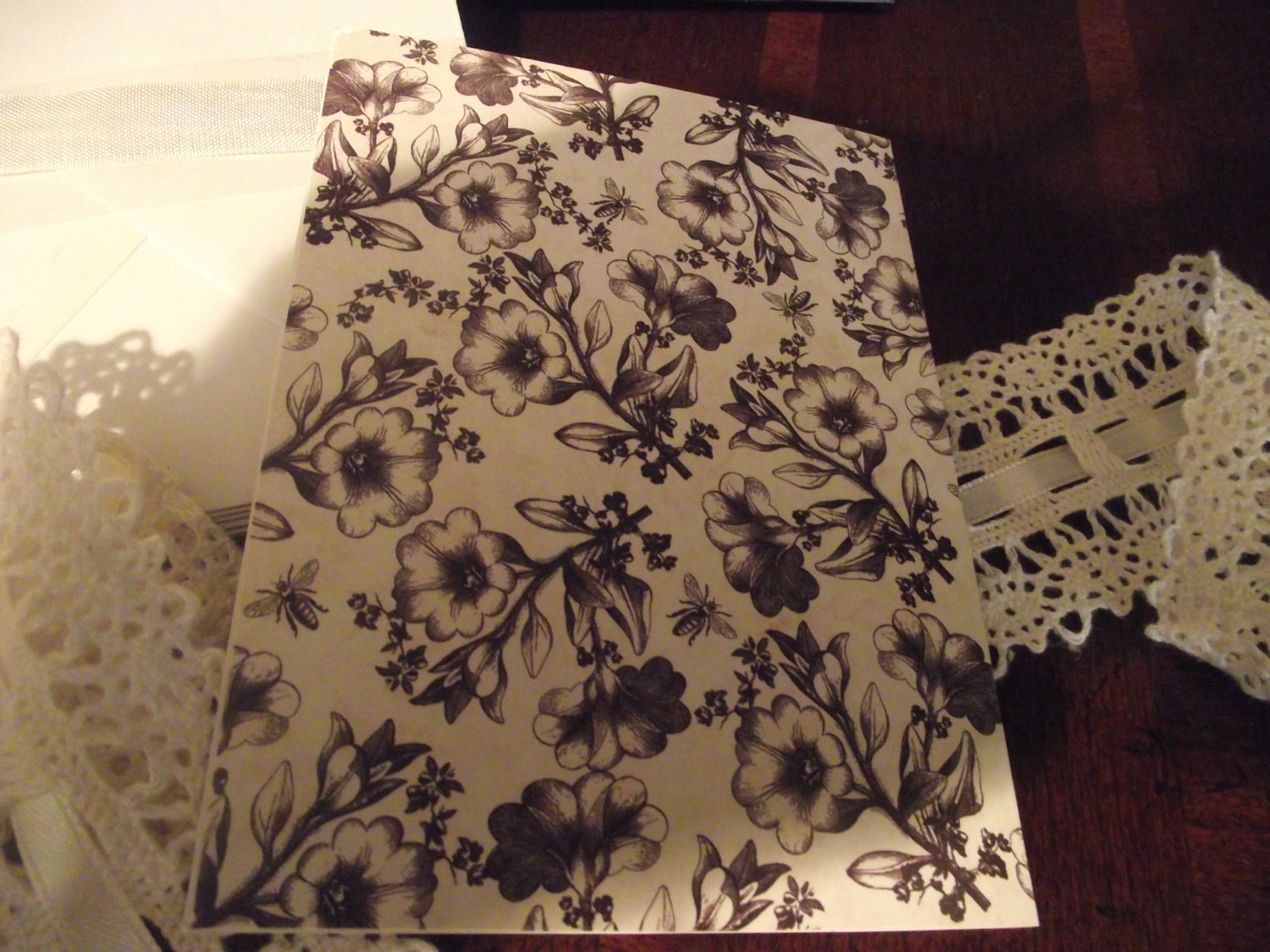 Note Cards  With  Picture  Of  Chandlier  And  Flower