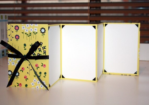 BRAG BOOK Photo album 6" x 4" photos - Yellow with Flowers