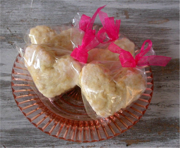 25 Edible Wedding Favors - Mini Heart Shaped Vanilla Scones