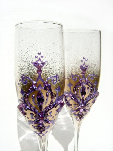Wedding champagne glasses with a fleurdelis decoration in gold and 