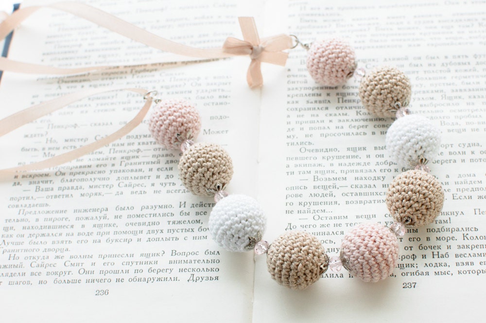 Crochet bead necklace - Beige pale pink white Shabby chic