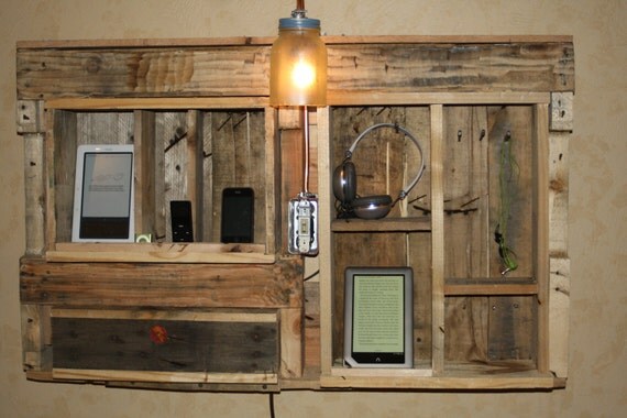 ipad, chimenea, rústico, colgado de la pared, estación de conexión electrónica con la lámpara.