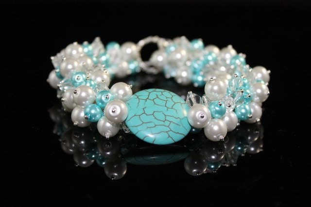This beautiful bracelet includes a turquoise stone Swarovski white and 