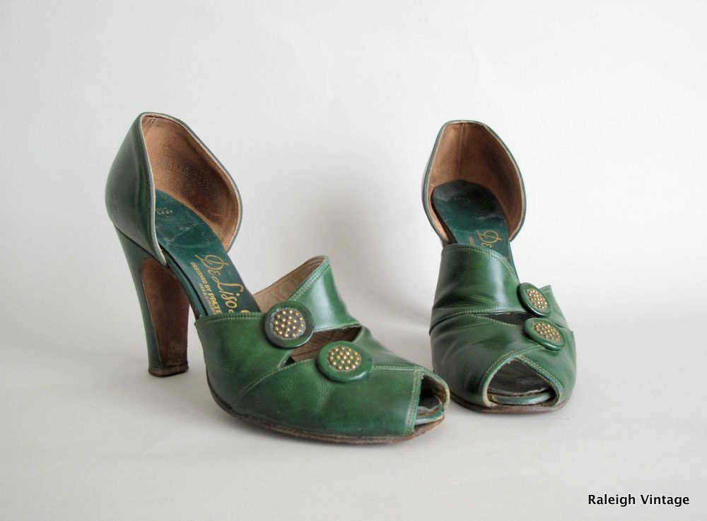 Vintage 1940s Shoes 40s Green Button Peep Toe Pumps