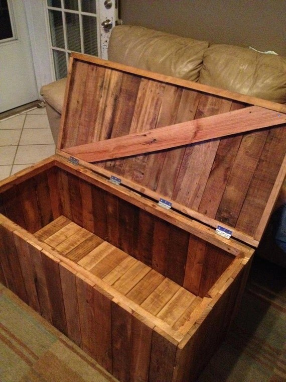 Almacenamiento del tronco de madera reciclada.