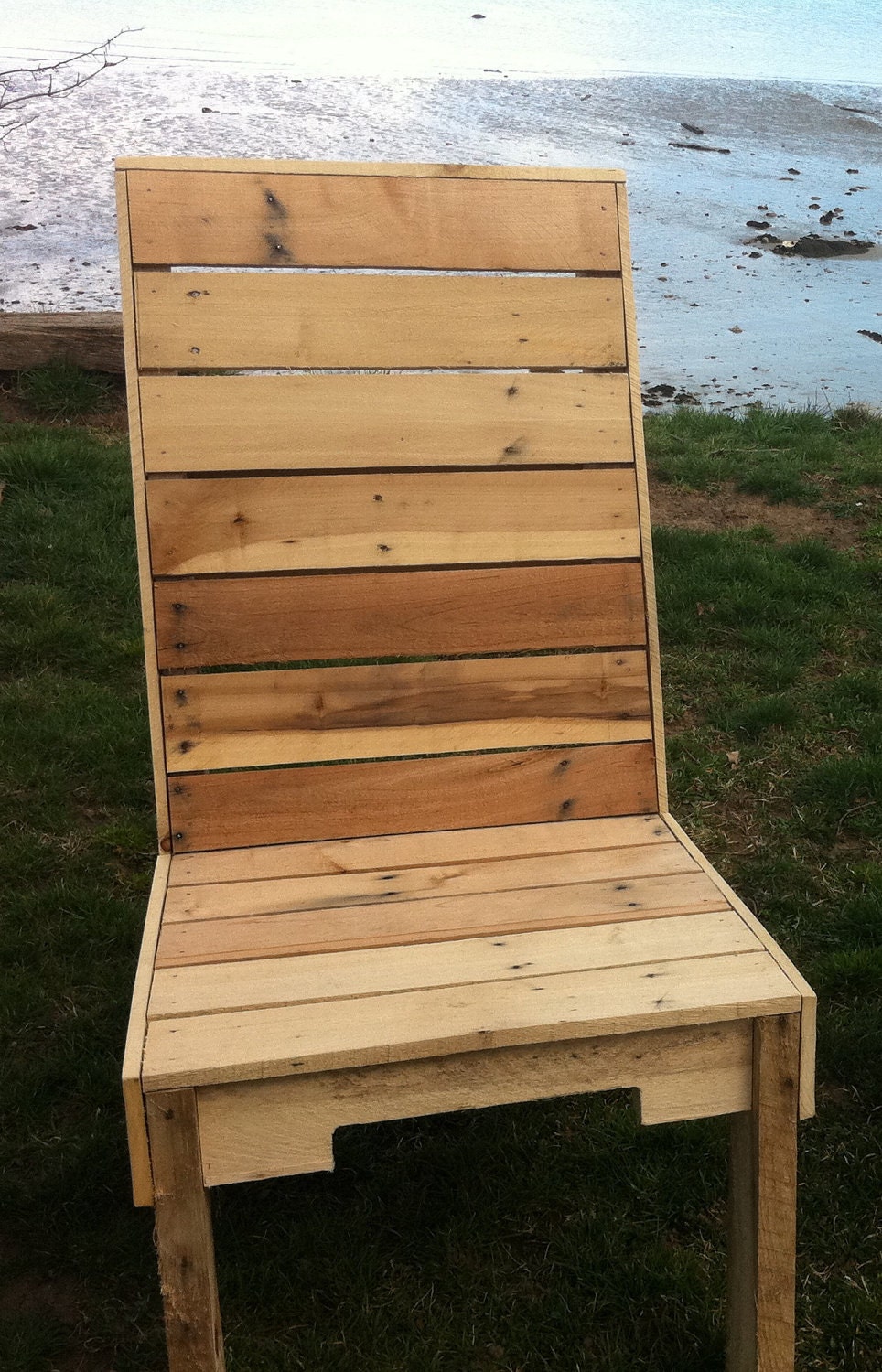 Hechas a Mano en Maine. Silla de madera reciclada Pallet w / atrás ranura de almacenamiento