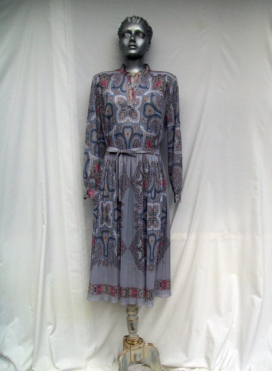 70s Gray Paisley Scarf Print Dress Pleated size Medium Large Xlarge