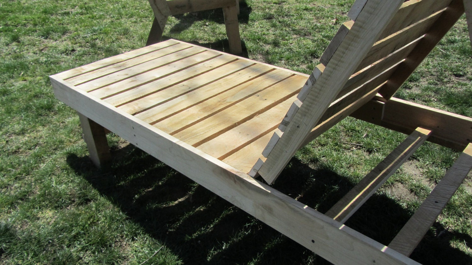 Chaise Lounge al aire libre, hecho en Maine de paletas de madera 100% reciclados