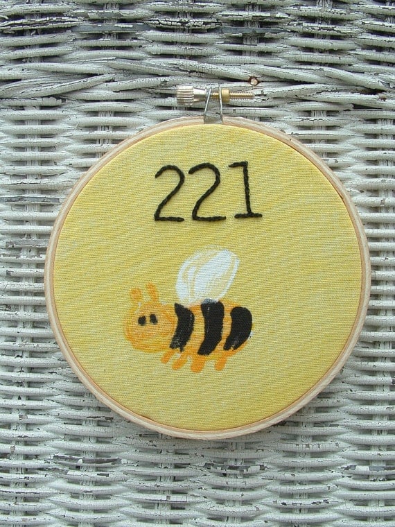 221 Bee - Embroidery Hoop Art