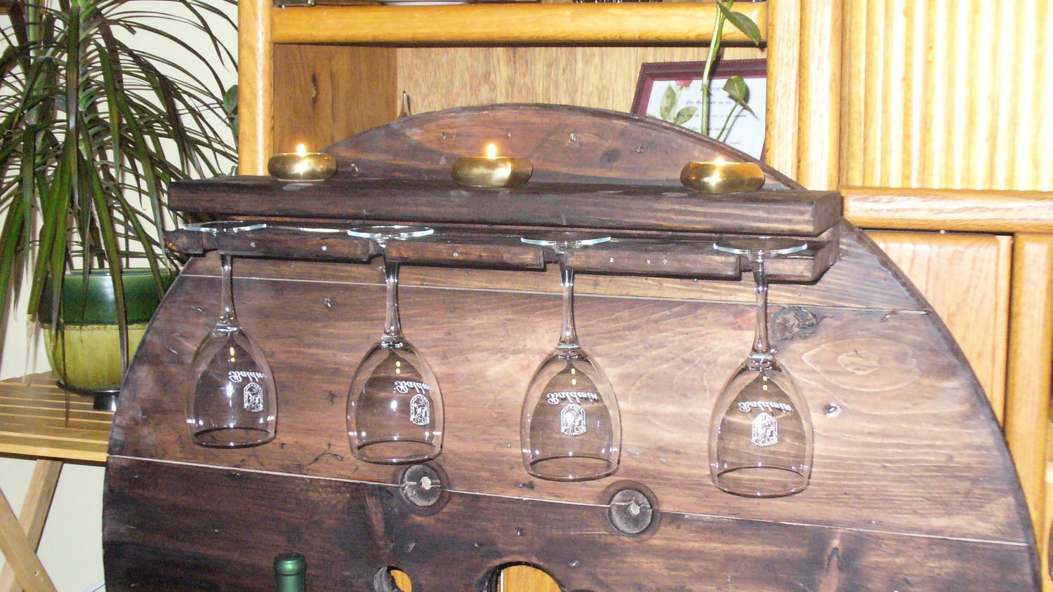 Estante del vino rústica hecha de madera reciclada