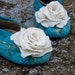 Felted slippers TURQUOISE and 2 white roses brooch set