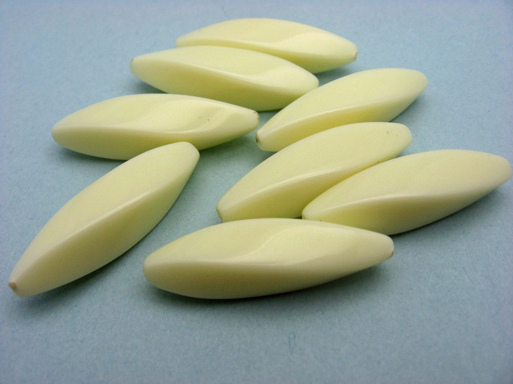 8 Vintage Lucite Ivory Twisted Oval Beads MM9