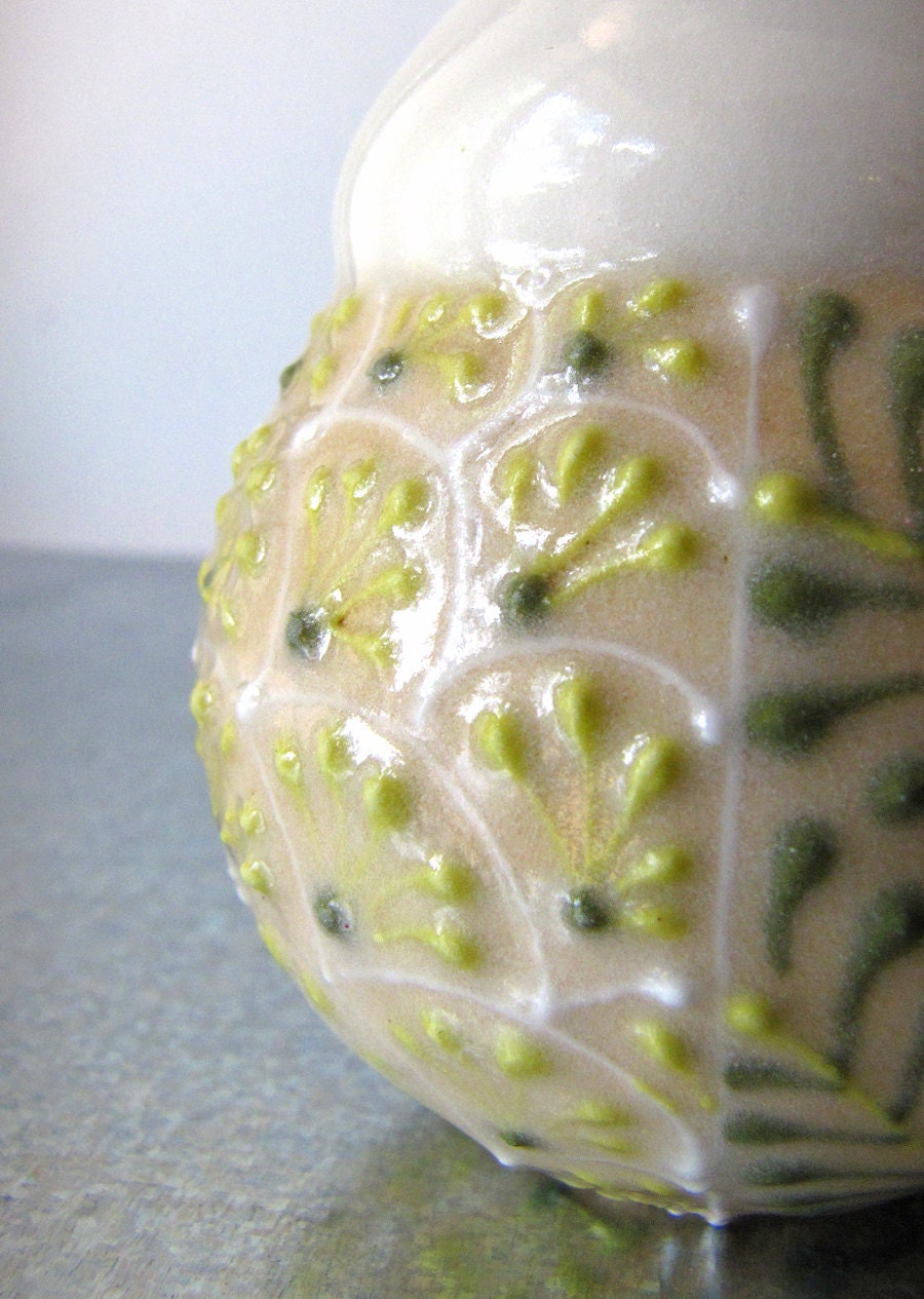 Single Cream Bud Vase