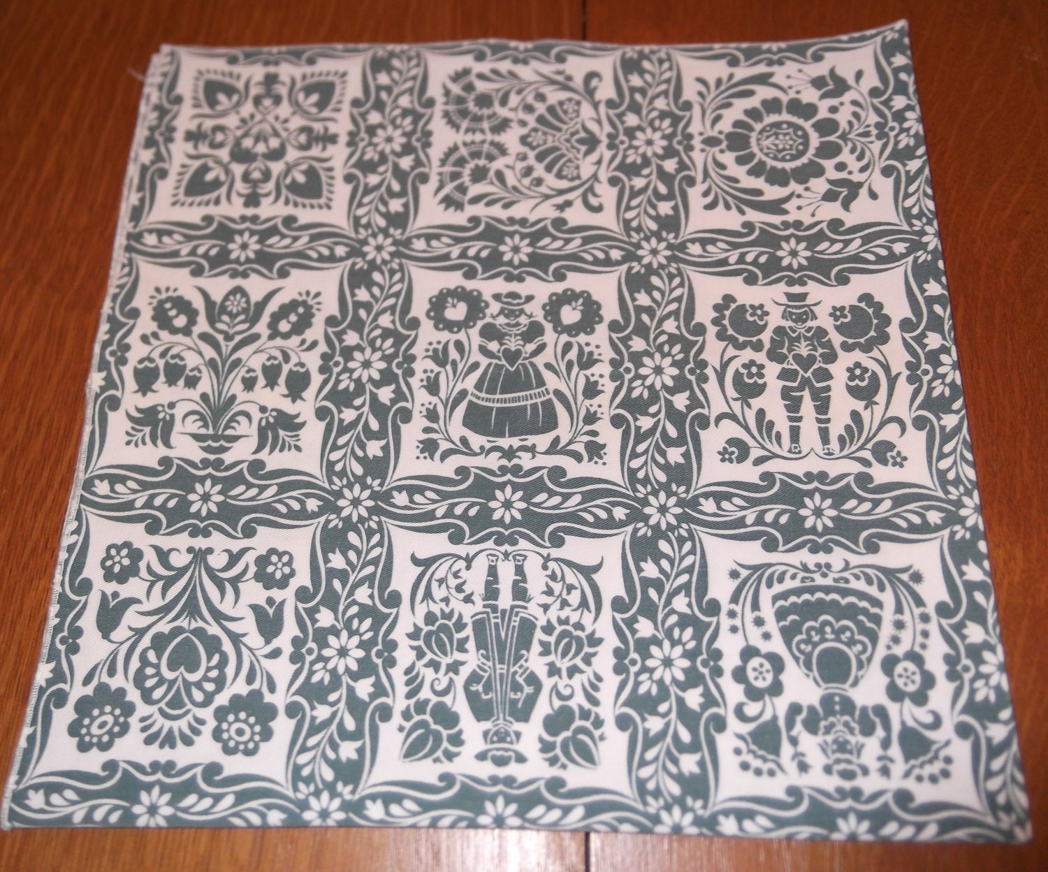 REDUCED Vintage Holland Table Cloth & Napkin Set