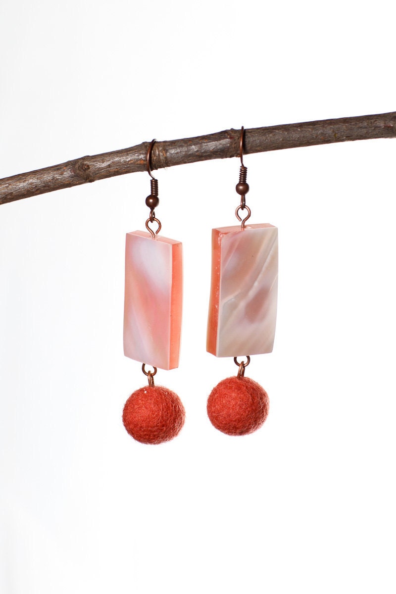 Felted earrings with nacre