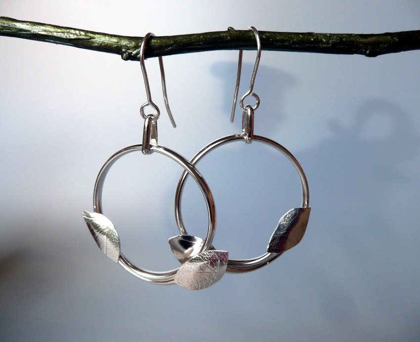 Oval Wire in the Round with Hydrangea Leaves