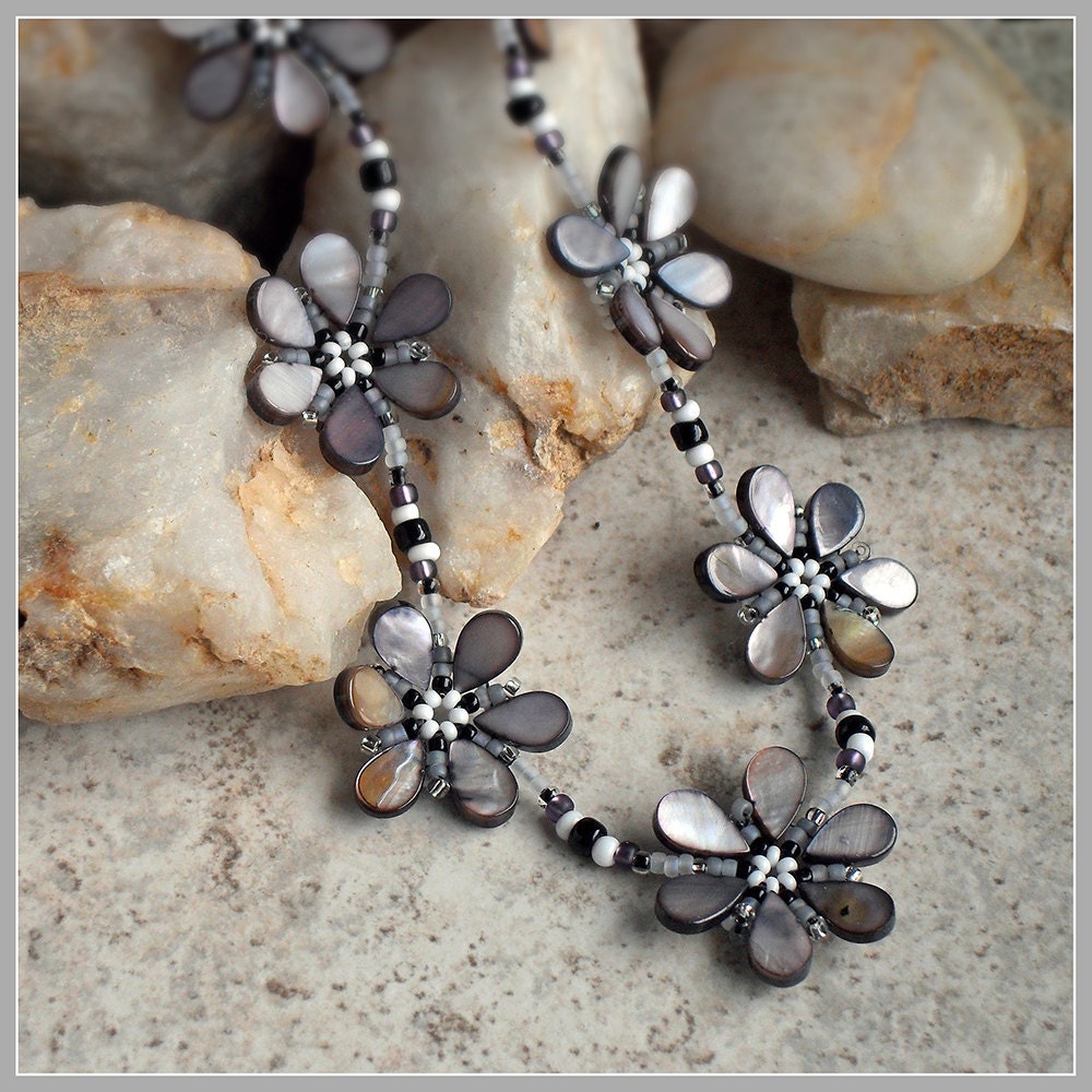 Flower Daisy Necklace - Natural Shell Beaded Necklace
