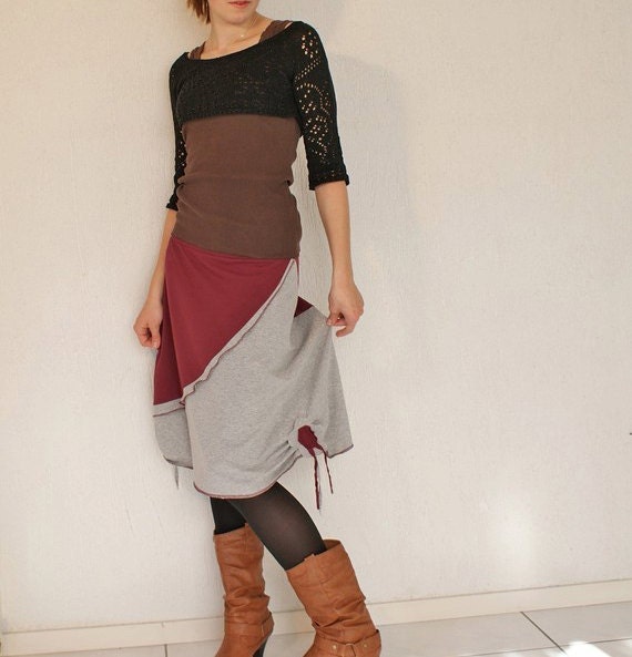 Jersey skirt with decorative flowers on the sides - in deep carmine and grey by Thongbai Tatong