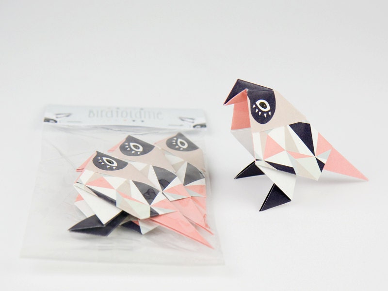 Drei Origami Papiervögel gefaltet und verpackt