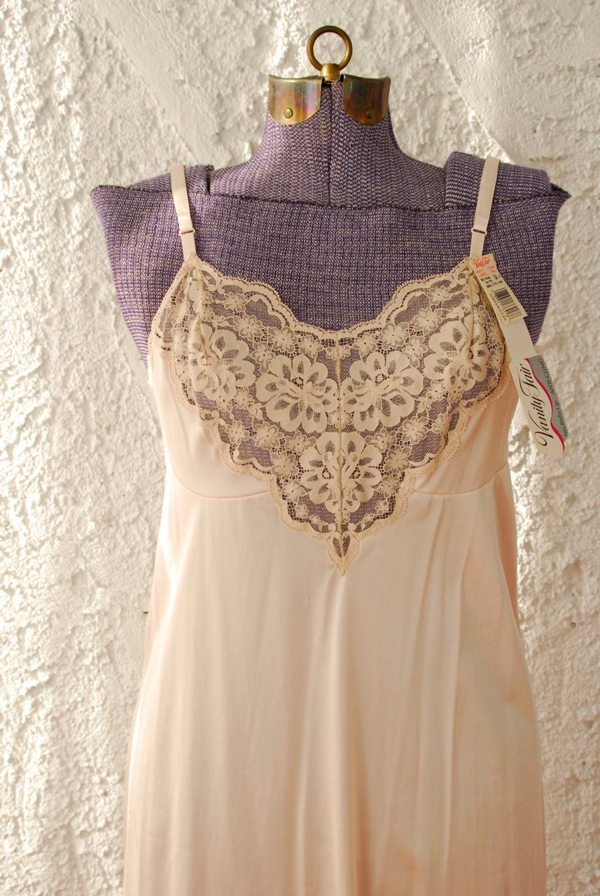 Vintage 1970s Pink Champagne Lace Full Slip - Vanity Fair - 34 - Small