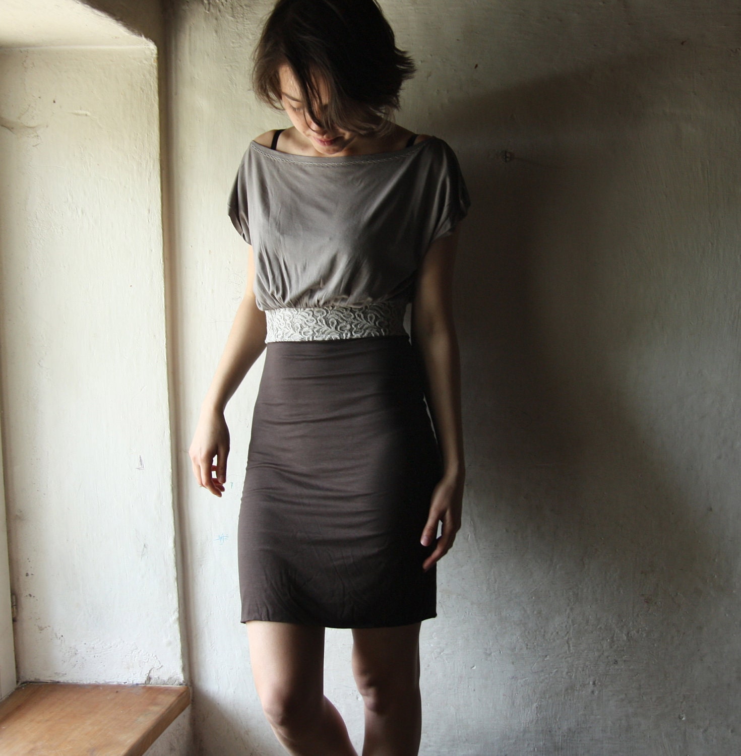 Jersey Fitted Party dress in brown and grey with lace waistband