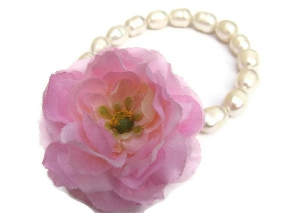 Beaded bracelet with fresh water pearls and one Rose - Tea rose