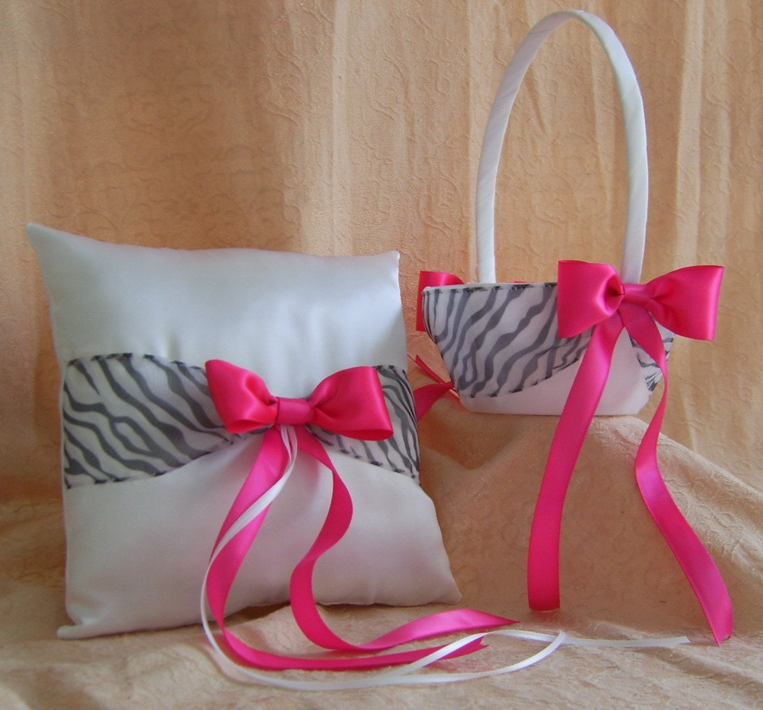 wedding accessories-84 wedding hair accessories, wedding cakes, wedding dresses ring pillow, wedding accessories-84