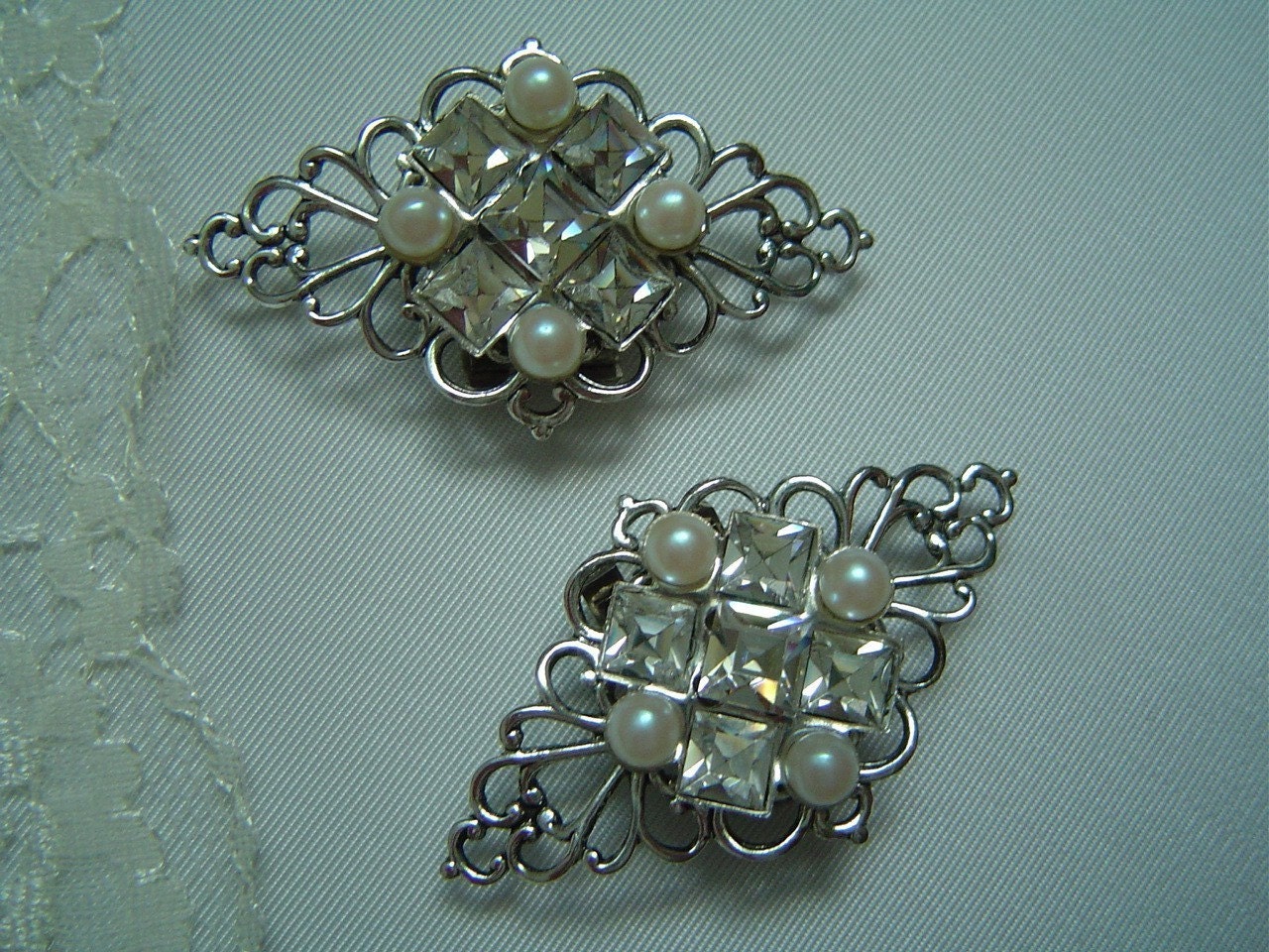 Bridal shoe clips made with Swarovski rhinestones and pearls
