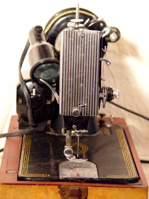 Singer Model 99K Sewing Machine With Carry Case Totally