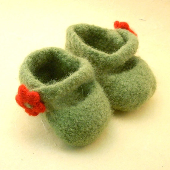felted mary jane baby shoes leaf/poppy flora by thecleverkitty