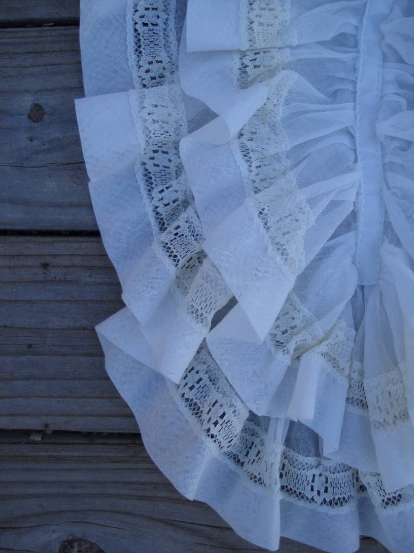 1960s White Ruffled Jabot Collar Dickey
