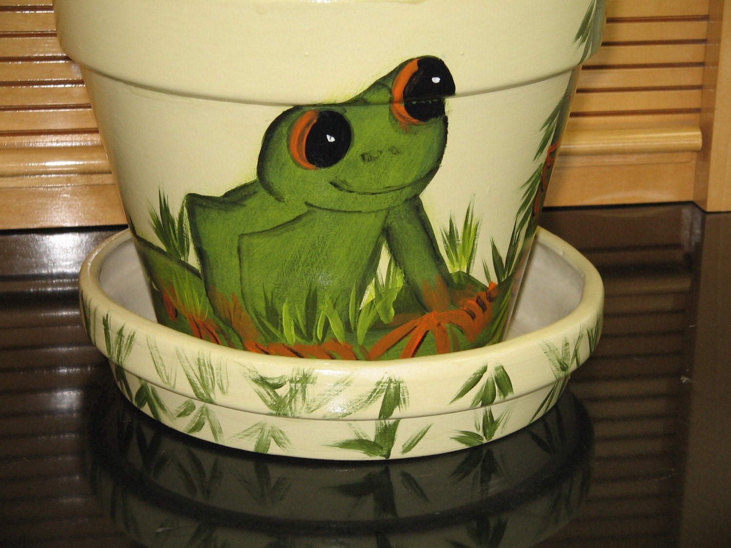 Large Flower  Pot  Saucer Hand Painted  Tree Frog Design  Ceramic