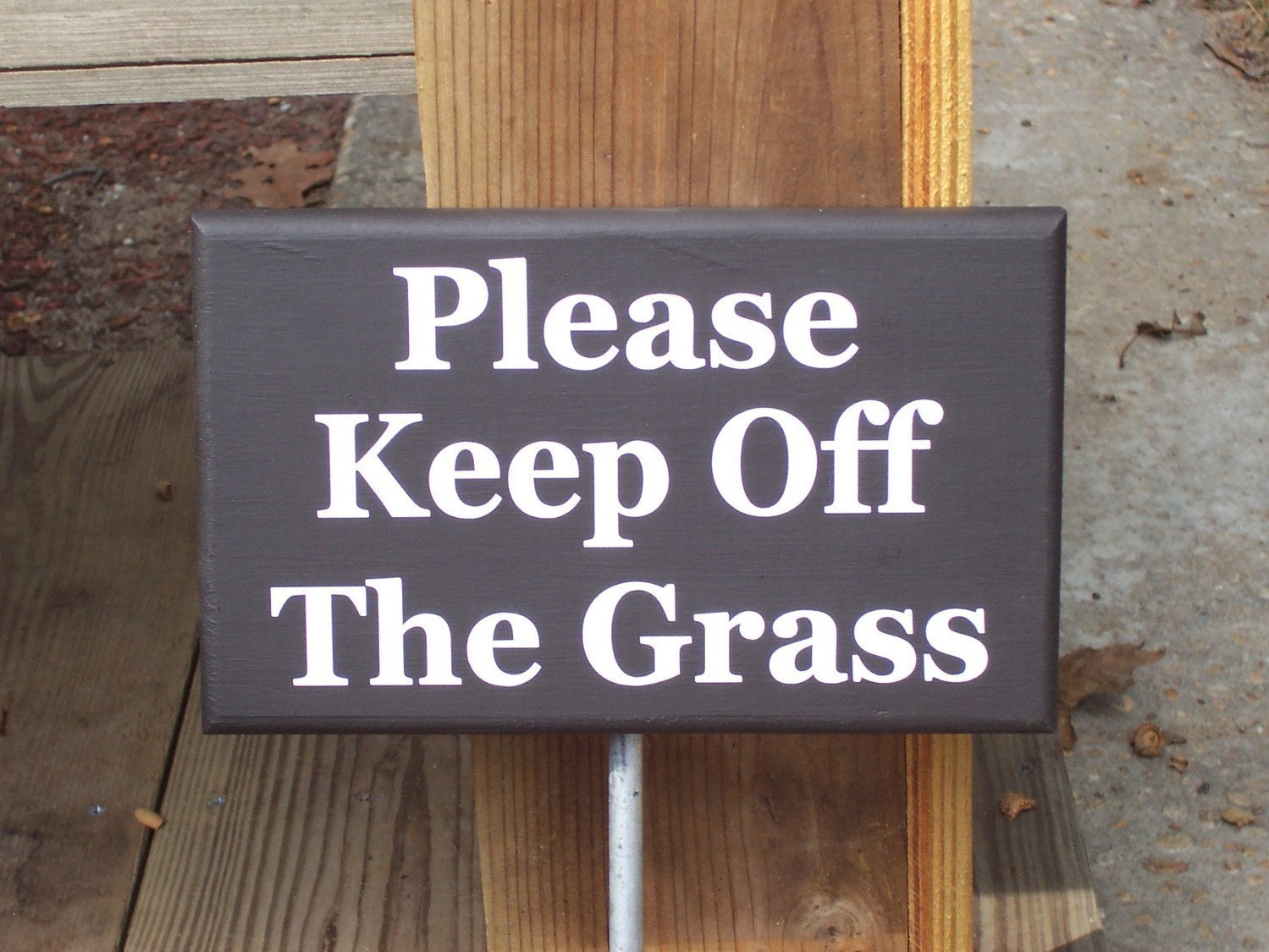 Keep Off The Grass Wood Vinyl Sign with Metal Stake Yard