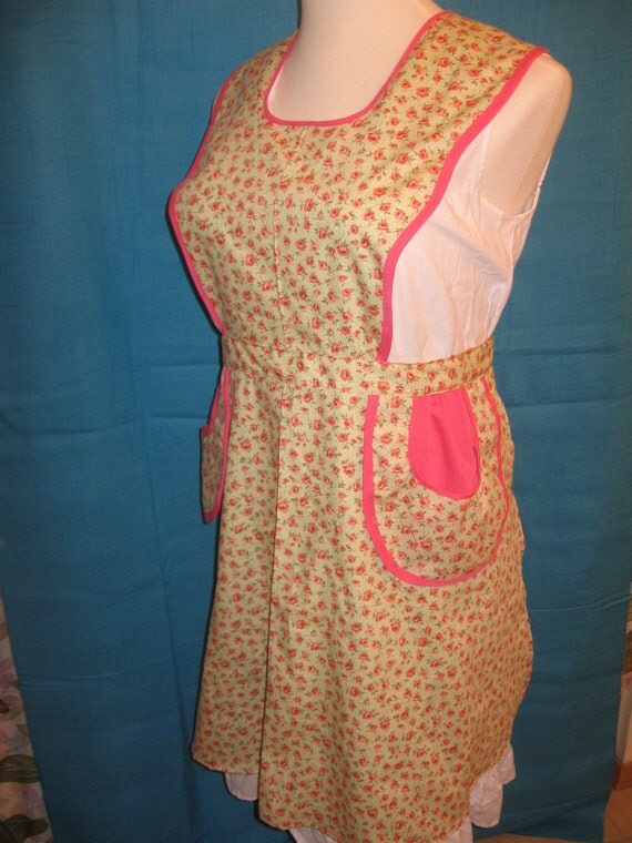 Scalloped Apron Ethel Mertz style with Flappy Pockets